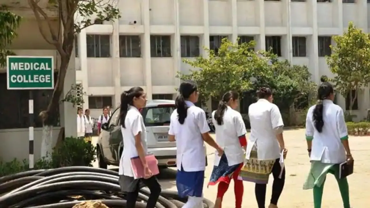 முதுநிலை மருத்துவ மாணவர் சேர்க்கையில் முறைகேடு..!! கட்டுதிட்டம் இல்லாமல் இஷ்டத்துக்கு ஆடும் தனியார் கல்லூரிகள் முதுநிலை மருத்துவ மாணவர் சேர்க்கையில் முறைகேடு..!! கட்டுதிட்டம் இல்லாமல் இஷ்டத்துக்கு ஆடும் தனியார் கல்லூரிகள்