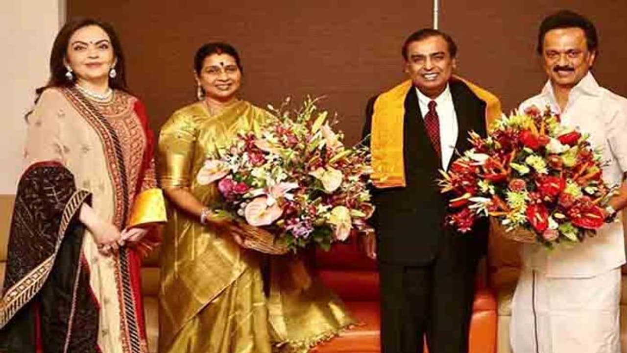 అంబానీ ఇంట మళ్లీ పెళ్లి సందడి షురూ.. ఆయనకే తొలి శుభలేఖ అంబానీ ఇంట మళ్లీ పెళ్లి సందడి షురూ.. ఆయనకే తొలి శుభలేఖ