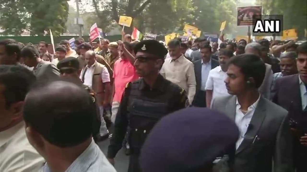 ఏపీ మొత్తం ఢిల్లీ వీధుల్లో...: పాదయాత్రలో చంద్రబాబు ఏపీ మొత్తం ఢిల్లీ వీధుల్లో...: పాదయాత్రలో చంద్రబాబు