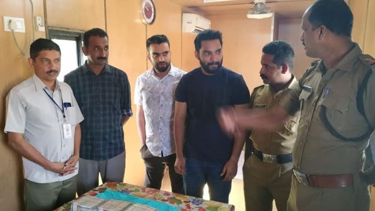 19 ലക്ഷം രൂപയുടെ കുഴല്പ്പണവുമായി രണ്ട് പേര് അറസ്റ്റില് 19 ലക്ഷം രൂപയുടെ കുഴല്പ്പണവുമായി രണ്ട് പേര് അറസ്റ്റില്