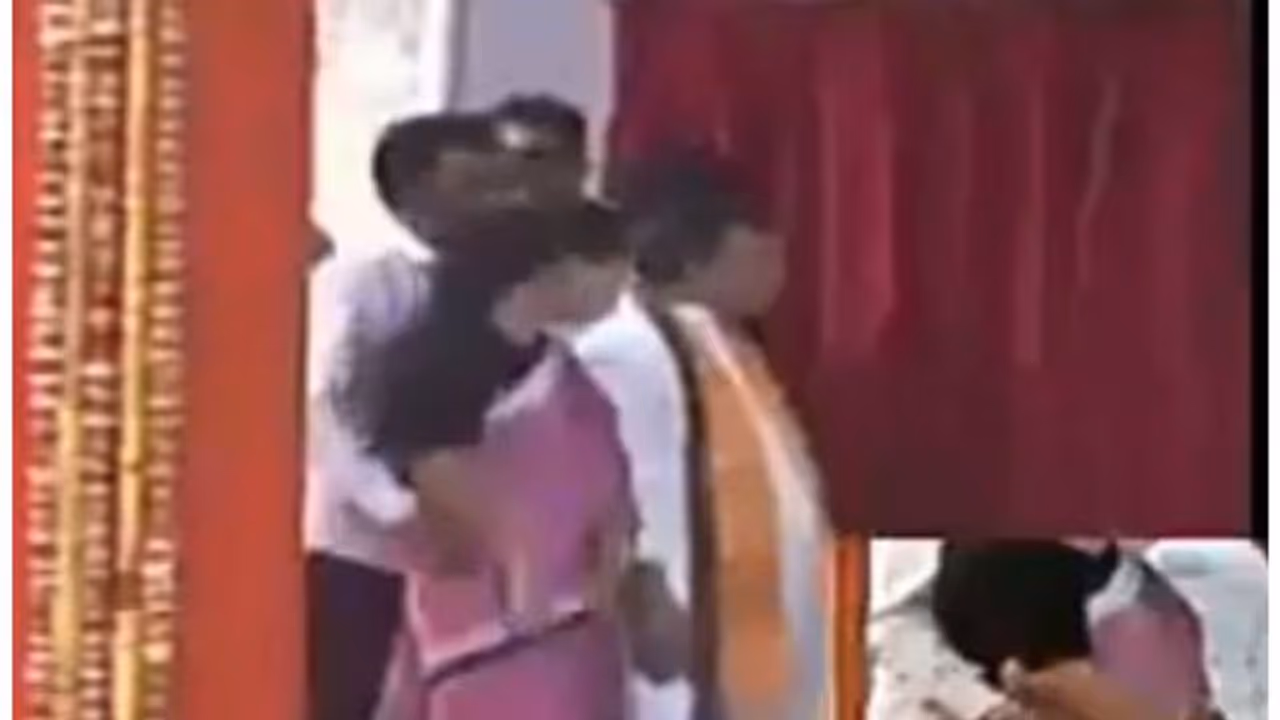 ಮೋದಿ ಇದ್ದ ವೇದಿಕೆಯಲ್ಲೇ ಸಚಿವೆಯ ಸೊಂಟಕ್ಕೆ ಕೈ ಹಾಕಿದ ಸಚಿವ