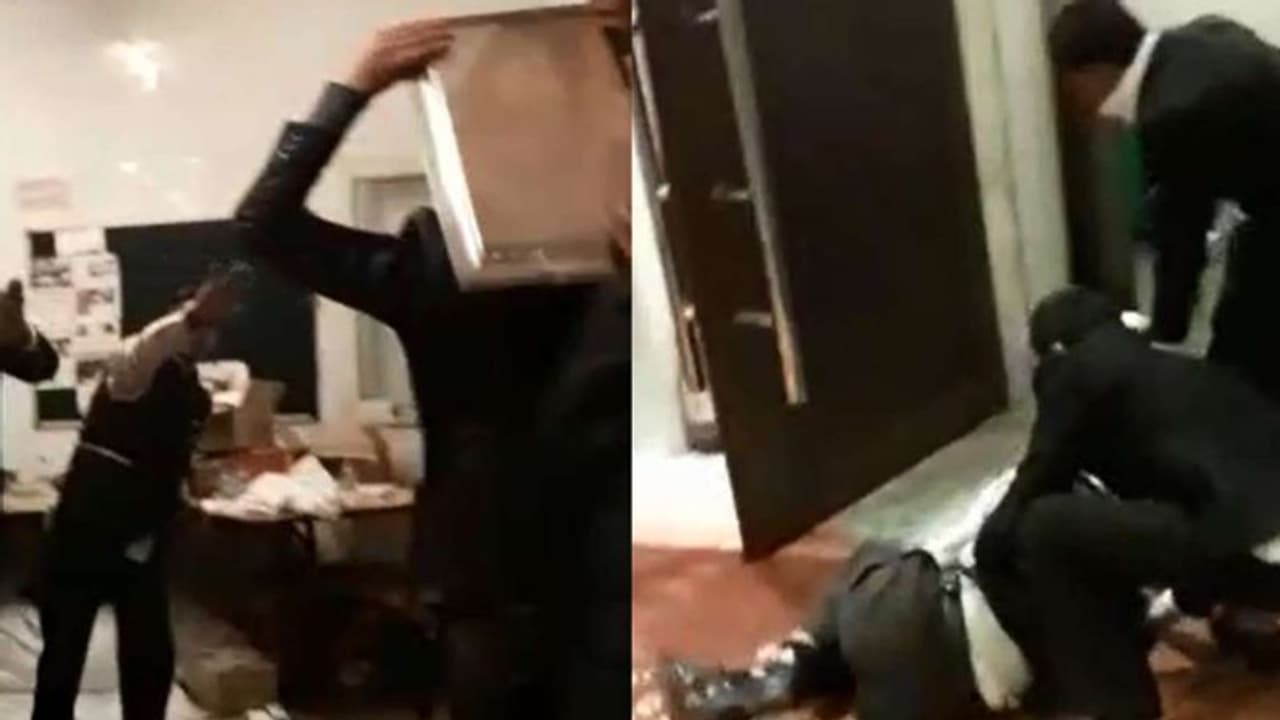 ഭക്ഷണം വിളമ്പിയതിനെ ചൊല്ലിത്തർക്കം; വിവാഹ വേദിയിൽ കൂട്ടത്തല്ല്; വീഡിയോ ഭക്ഷണം വിളമ്പിയതിനെ ചൊല്ലിത്തർക്കം; വിവാഹ വേദിയിൽ കൂട്ടത്തല്ല്; വീഡിയോ