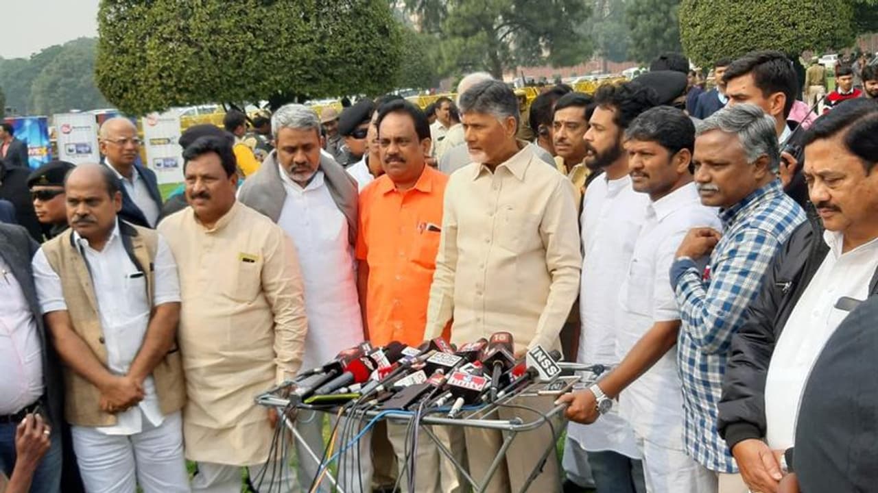 కేసీఆర్ సర్కార్ పై జగన్ నమ్మకం అదే: బాబు కేసీఆర్ సర్కార్ పై జగన్ నమ్మకం అదే: బాబు