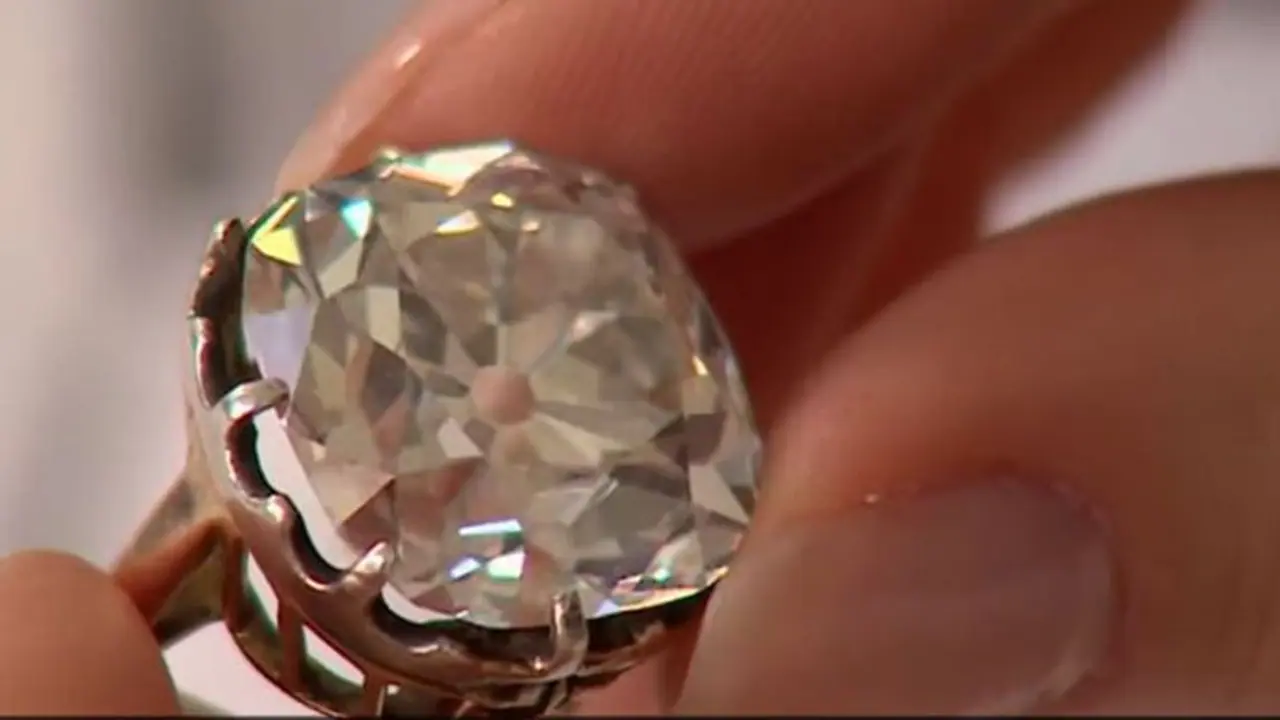 ലക്ഷങ്ങൾ വിലയുള്ള വജ്രമോതിരവും വാച്ചും വാങ്ങാനാളില്ല, കൊലയാളികൾ പിടിയിൽ ലക്ഷങ്ങൾ വിലയുള്ള വജ്രമോതിരവും വാച്ചും വാങ്ങാനാളില്ല, കൊലയാളികൾ പിടിയിൽ