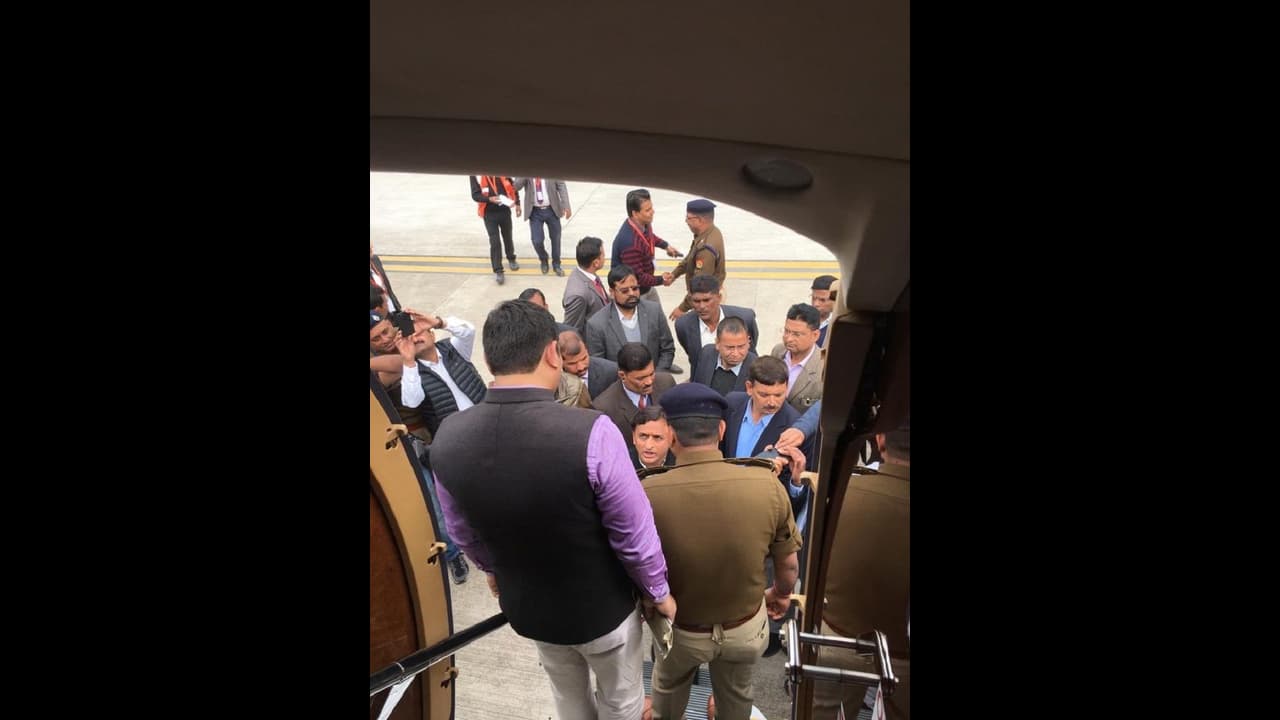 विश्वविद्यालय के प्रतिबंध के बाद क्या एयरपोर्ट तक महज राजनीति चमकाने गए अखिलेश!