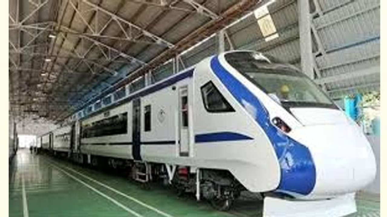 ప్రయాణికులను బెంబేలెత్తిస్తున్న వందేమాతరం ఎక్స్ప్రెస్ రైలు...ప్రారంభానికి ముందే ప్రయాణికులను బెంబేలెత్తిస్తున్న వందేమాతరం ఎక్స్ప్రెస్ రైలు...ప్రారంభానికి ముందే