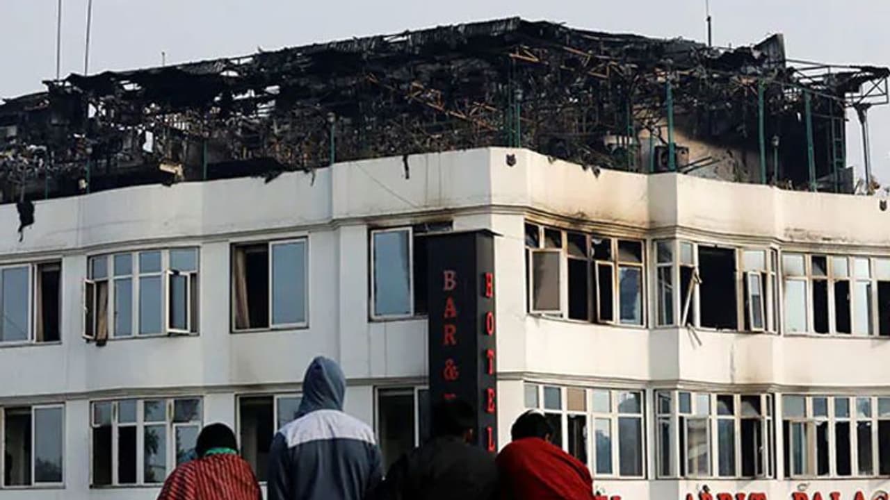 ஓட்டலில் பயங்கர தீ விபத்து... 2 தமிழர்கள் உட்பட 17 பேர் உடல் கருகி உயிரிழப்பு..! ஓட்டலில் பயங்கர தீ விபத்து... 2 தமிழர்கள் உட்பட 17 பேர் உடல் கருகி உயிரிழப்பு..!