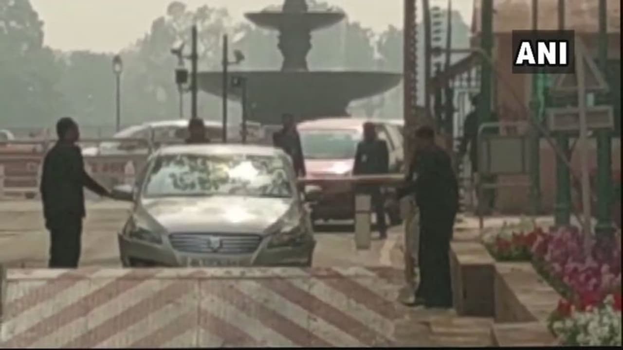 పార్లమెంట్ ఆవరణలోకి రాంగ్రూట్లో దూసుకొచ్చిన కారు పార్లమెంట్ ఆవరణలోకి రాంగ్రూట్లో దూసుకొచ్చిన కారు