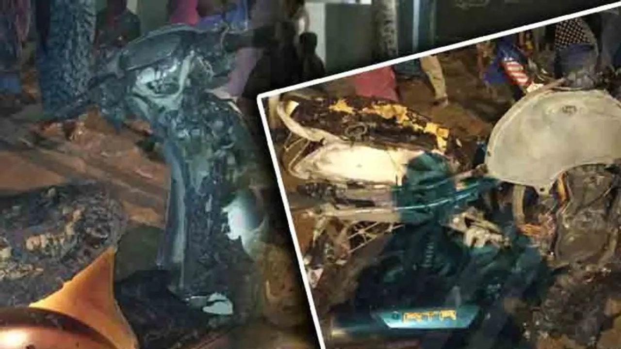 ಶಿವಮೊಗ್ಗದಲ್ಲಿ ಮನೆ ಮುಂದೆ ನಿಲ್ಲಿಸಿದ್ದ ಬೈಕ್’ಗಳಿಗೆ ಬೆಂಕಿ ಹಚ್ಚಿದ ಕಿಡಿಗೇಡಿಗಳು ಶಿವಮೊಗ್ಗದಲ್ಲಿ ಮನೆ ಮುಂದೆ ನಿಲ್ಲಿಸಿದ್ದ ಬೈಕ್’ಗಳಿಗೆ ಬೆಂಕಿ ಹಚ್ಚಿದ ಕಿಡಿಗೇಡಿಗಳು