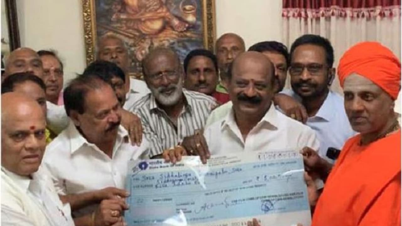 ಸಿದ್ಧಗಂಗಾ ಮಠ ಅನ್ನ ದಾಸೋಹಕ್ಕೆ ಫಿಲ್ಮ್ ಚೇಂಬರ್ ನೆರವು ಸಿದ್ಧಗಂಗಾ ಮಠ ಅನ್ನ ದಾಸೋಹಕ್ಕೆ ಫಿಲ್ಮ್ ಚೇಂಬರ್ ನೆರವು