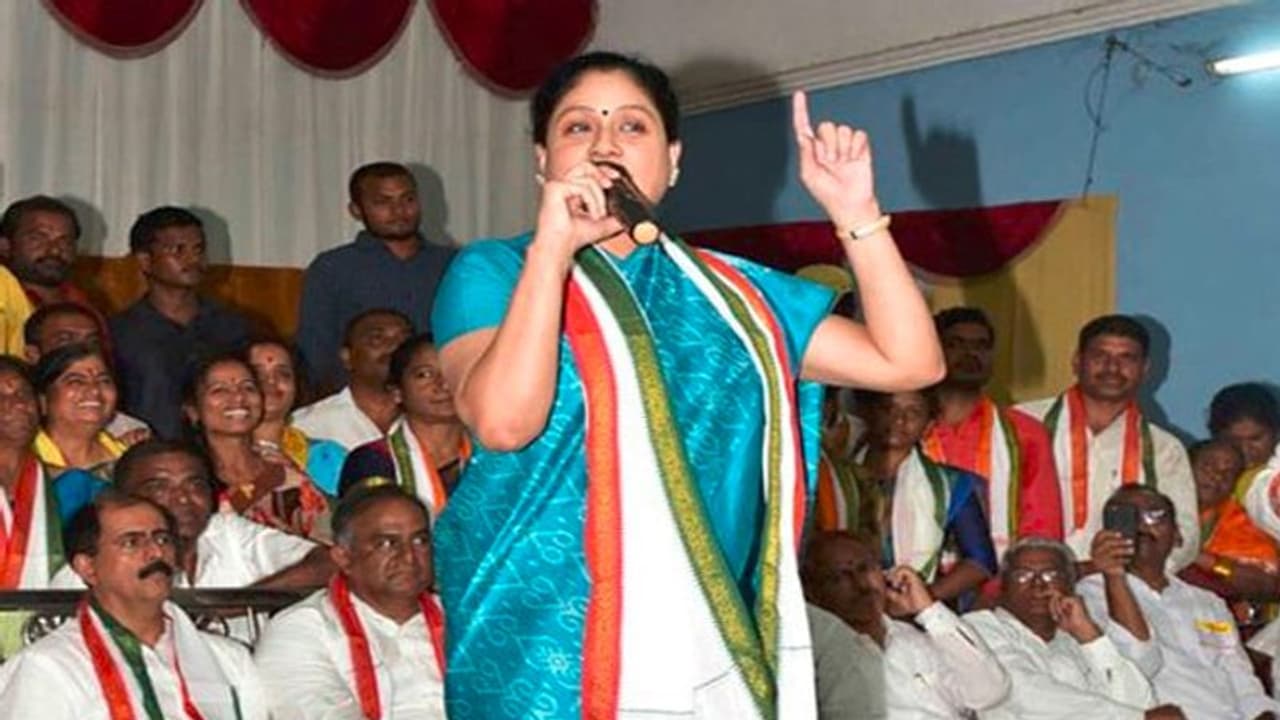 ఎవరినీ ఎలా తిప్పుకోవాలో కేసీఆర్కు తెలుసు: విజయశాంతి ఎవరినీ ఎలా తిప్పుకోవాలో కేసీఆర్కు తెలుసు: విజయశాంతి