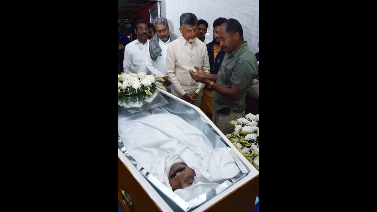 రాష్ట్రం కోసం అర్జునరావు ప్రాణ త్యాగం : కుటుంబ సభ్యులను ఓదార్చిన చంద్రబాబు రాష్ట్రం కోసం అర్జునరావు ప్రాణ త్యాగం : కుటుంబ సభ్యులను ఓదార్చిన చంద్రబాబు