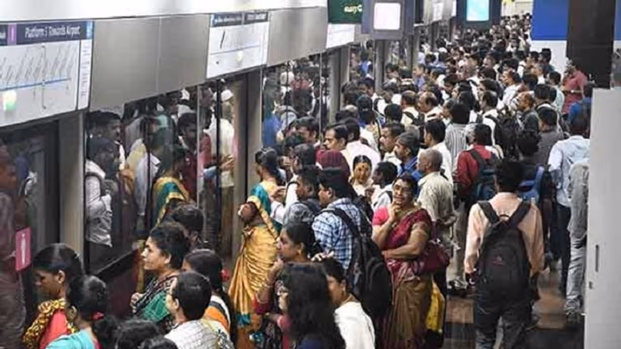 മെട്രോയിലും ബസിലും സ്ത്രീകൾക്ക് സൗജന്യ യാത്ര: തെരഞ്ഞെടുപ്പിലെ തോൽവിക്ക് പിന്നാലെ വമ്പൻ നീക്കവുമായി കെജ്രിവാൾ മെട്രോയിലും ബസിലും സ്ത്രീകൾക്ക് സൗജന്യ യാത്ര: തെരഞ്ഞെടുപ്പിലെ തോൽവിക്ക് പിന്നാലെ വമ്പൻ നീക്കവുമായി കെജ്രിവാൾ