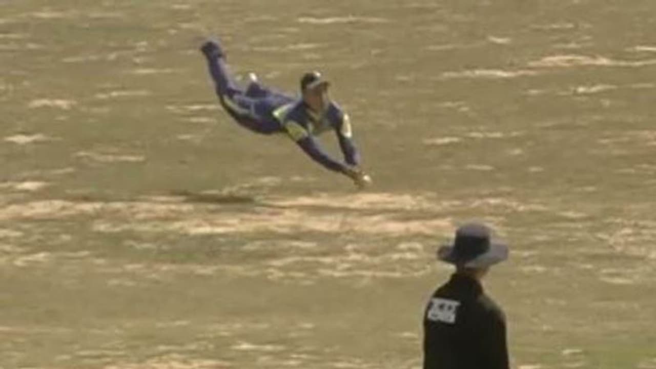 തകര്പ്പന് ക്യാച്ചുമായി ക്രിക്കറ്റ് ലോകത്തെ ഞെട്ടിച്ച് നേപ്പാളി യുവതാരം വീഡിയോ തകര്പ്പന് ക്യാച്ചുമായി ക്രിക്കറ്റ് ലോകത്തെ ഞെട്ടിച്ച് നേപ്പാളി യുവതാരം വീഡിയോ