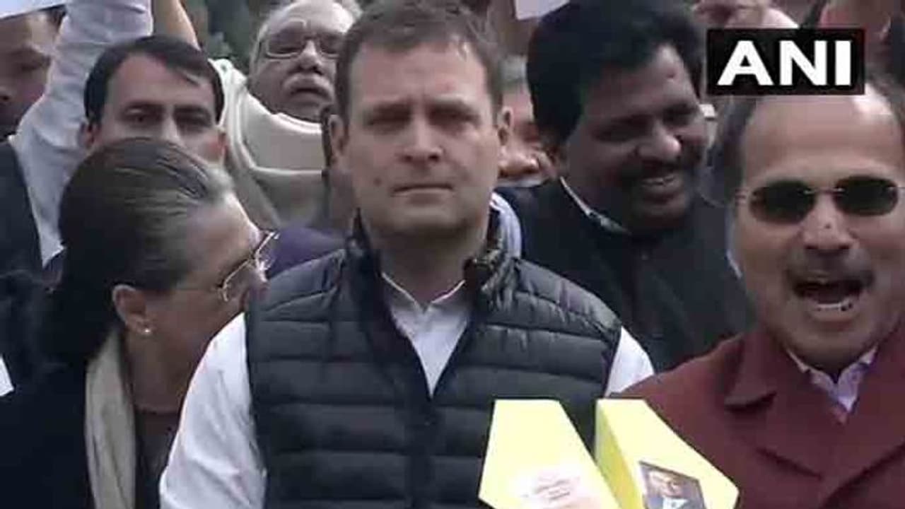 చివరి రోజు హోరెత్తుతున్న పార్లమెంట్: కాంగ్రెస్ సహా విపక్షాల నిరసన చివరి రోజు హోరెత్తుతున్న పార్లమెంట్: కాంగ్రెస్ సహా విపక్షాల నిరసన