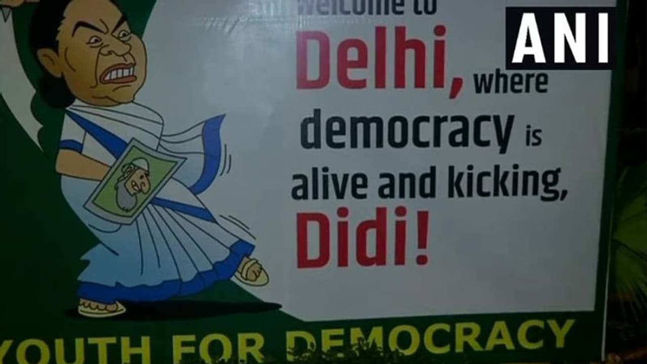 ಪ್ರಜಾಪ್ರಭುತ್ವ ಬದುಕಿದೆ ಎಂದು ದೀದಿ ಕಾಲೆಳೆದ ಪೋಸ್ಟರ್ ಪ್ರಜಾಪ್ರಭುತ್ವ ಬದುಕಿದೆ ಎಂದು ದೀದಿ ಕಾಲೆಳೆದ ಪೋಸ್ಟರ್