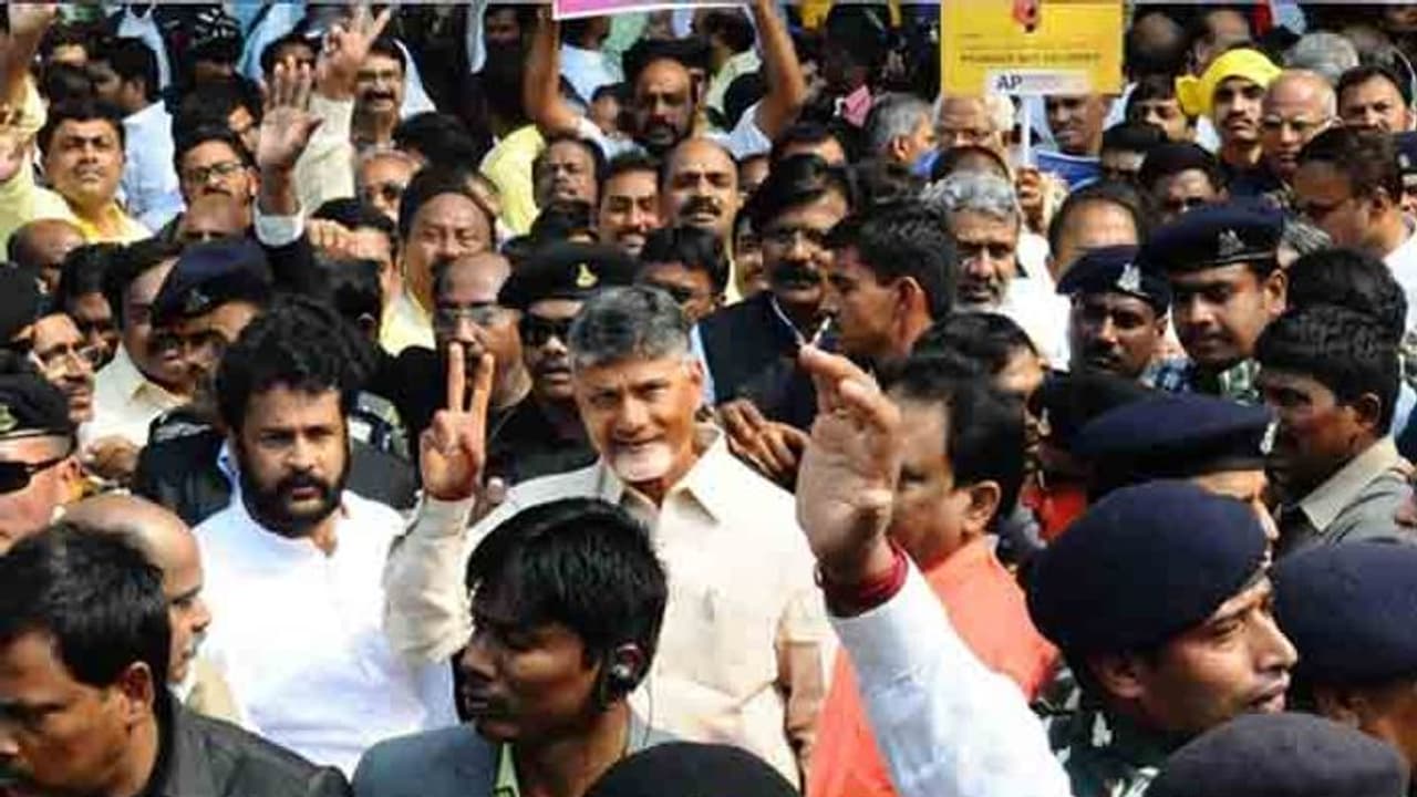 బాబు 12 గంటల దీక్ష... రూ.10 కోట్లు ఖర్చు: మండిపడుతున్న ప్రతిపక్షాలు బాబు 12 గంటల దీక్ష... రూ.10 కోట్లు ఖర్చు: మండిపడుతున్న ప్రతిపక్షాలు