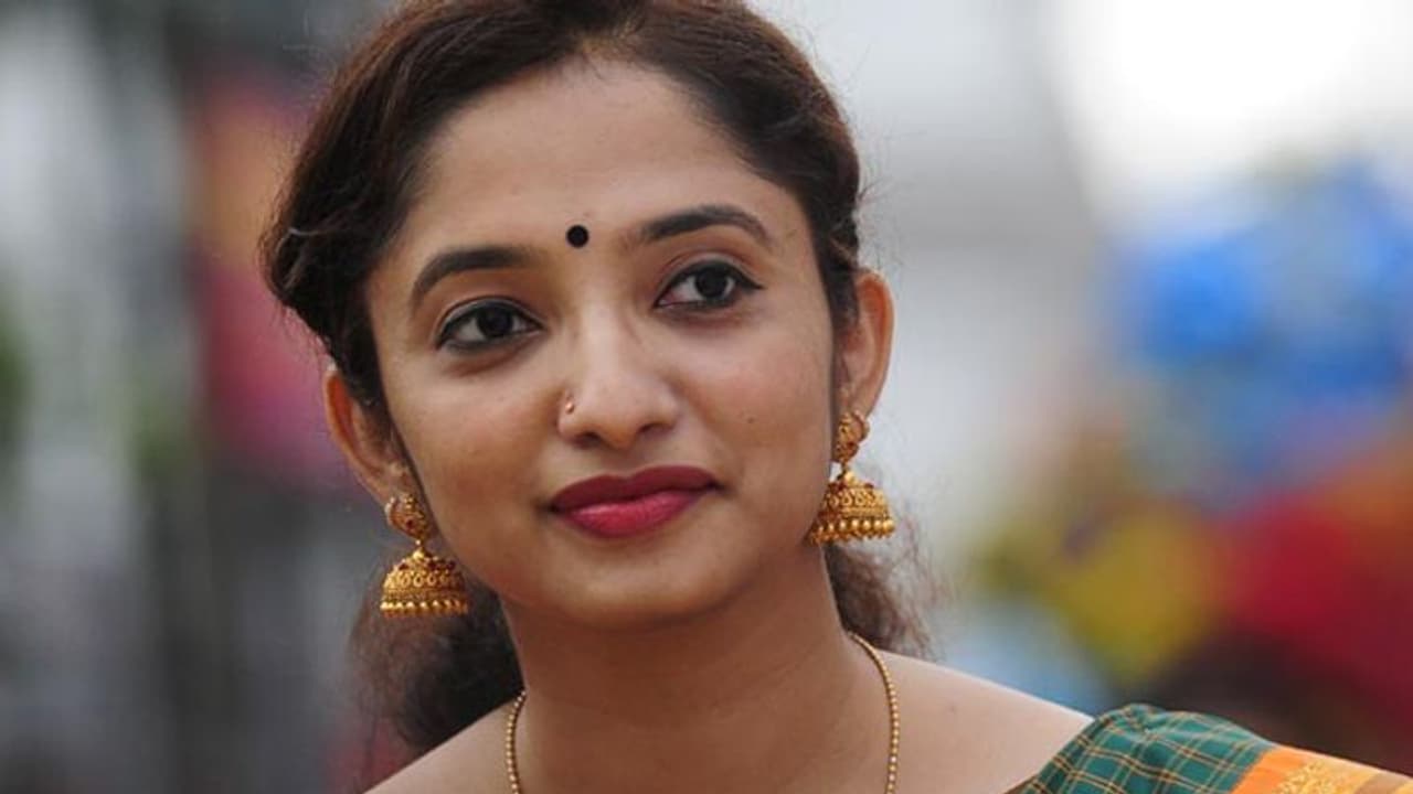 'വാത്സല്യത്തോടെ അടുത്തിരുത്തി, രണ്ടുപേർ മോശമായി പെരുമാറി'; ആറാം വയസിലെ ദുരനുഭവത്തെക്കുറിച്ച് ദിവ്യ എസ്.അയ്യർ