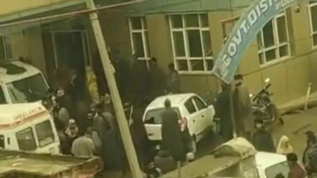 స్కూల్లో బాంబు పేలుడు..19మంది విద్యార్థులకు గాయాలు స్కూల్లో బాంబు పేలుడు..19మంది విద్యార్థులకు గాయాలు