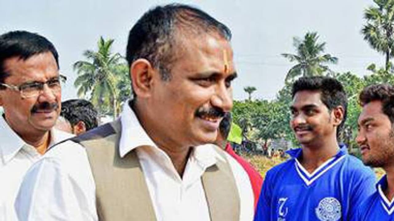 పోలీస్ కేసు: పరారీలో భారత హాకీ మాజీ కెప్టెన్ ముఖేష్