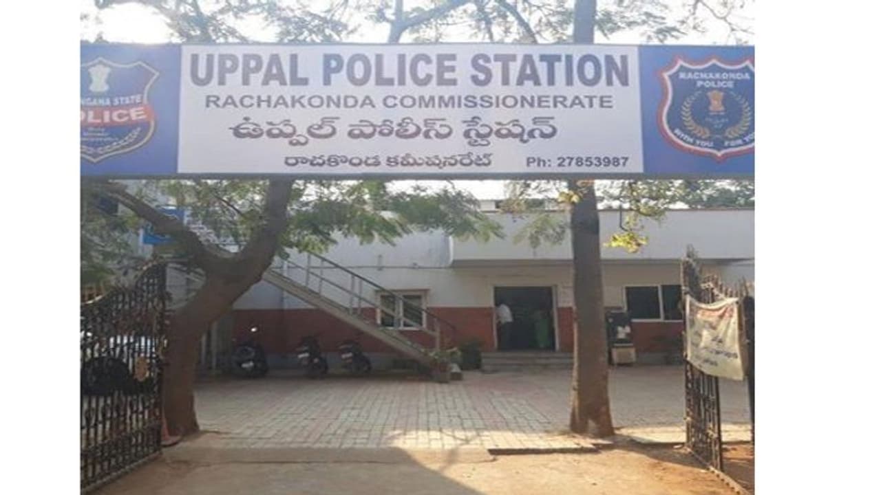 హైదరాబాద్ ఏసిపిపై హిజ్రాల దాడి... పోలీసులకు తీవ్ర గాయాలు హైదరాబాద్ ఏసిపిపై హిజ్రాల దాడి... పోలీసులకు తీవ్ర గాయాలు