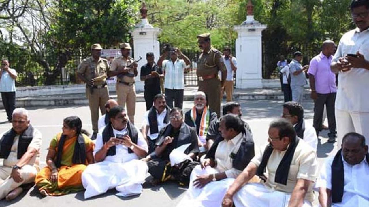 புதுச்சேரியில் உச்சக்கட்ட பதற்றம்... விரைகிறது துணைராணுவம்..! புதுச்சேரியில் உச்சக்கட்ட பதற்றம்... விரைகிறது துணைராணுவம்..!