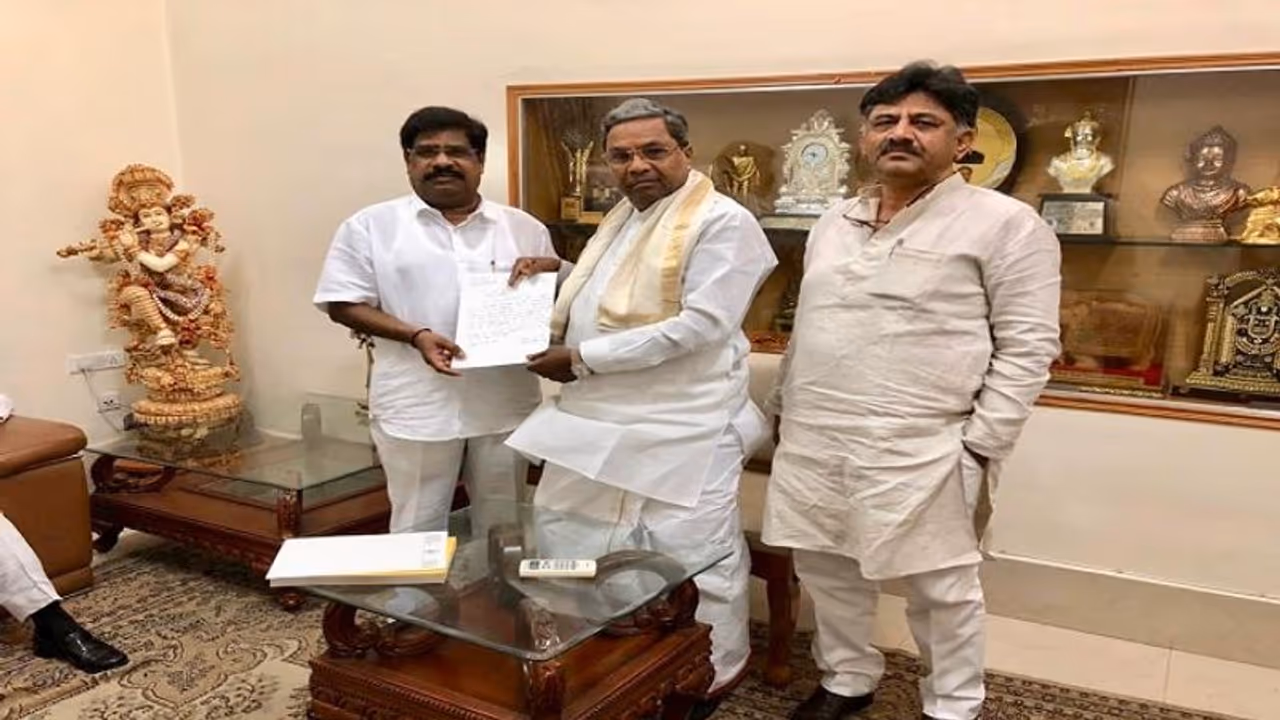 ಬೆಂಬಲ ಪತ್ರ ಹಿಡಿದು ಸಿದ್ದರಾಮಯ್ಯ ಮನೆ ಬಾಗಿಲಿಗೆ ಬಂದ ಪಕ್ಷೇತರ ಶಾಸಕ ಬೆಂಬಲ ಪತ್ರ ಹಿಡಿದು ಸಿದ್ದರಾಮಯ್ಯ ಮನೆ ಬಾಗಿಲಿಗೆ ಬಂದ ಪಕ್ಷೇತರ ಶಾಸಕ