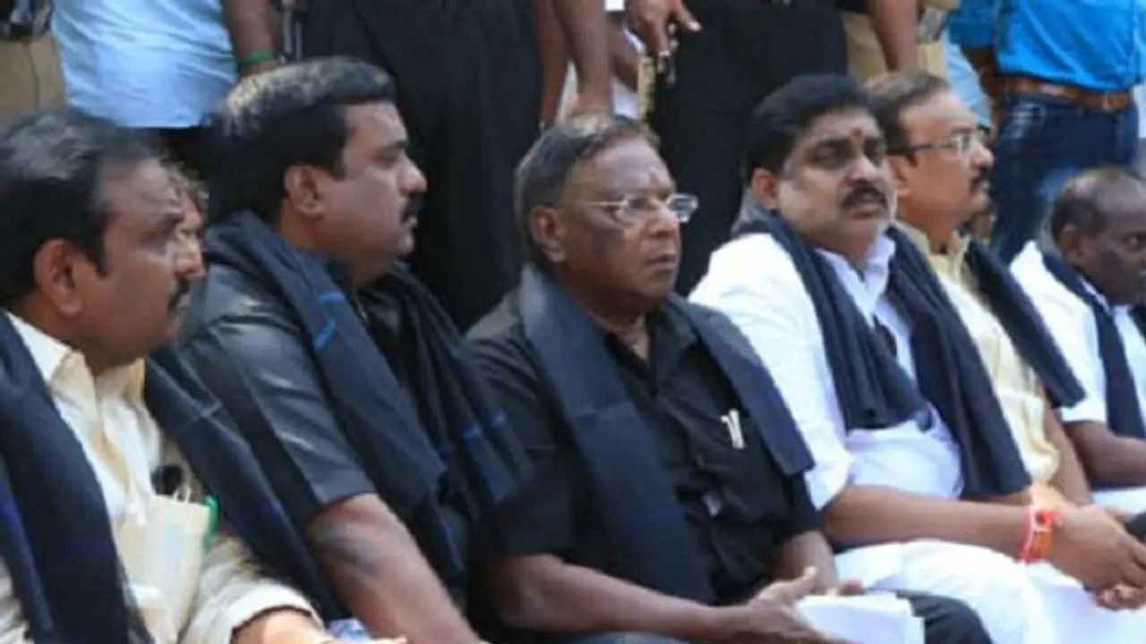 Puducherry: CM V Narayanasamy continues protest outside LG Kiran Bedi’s house, sleeps on road