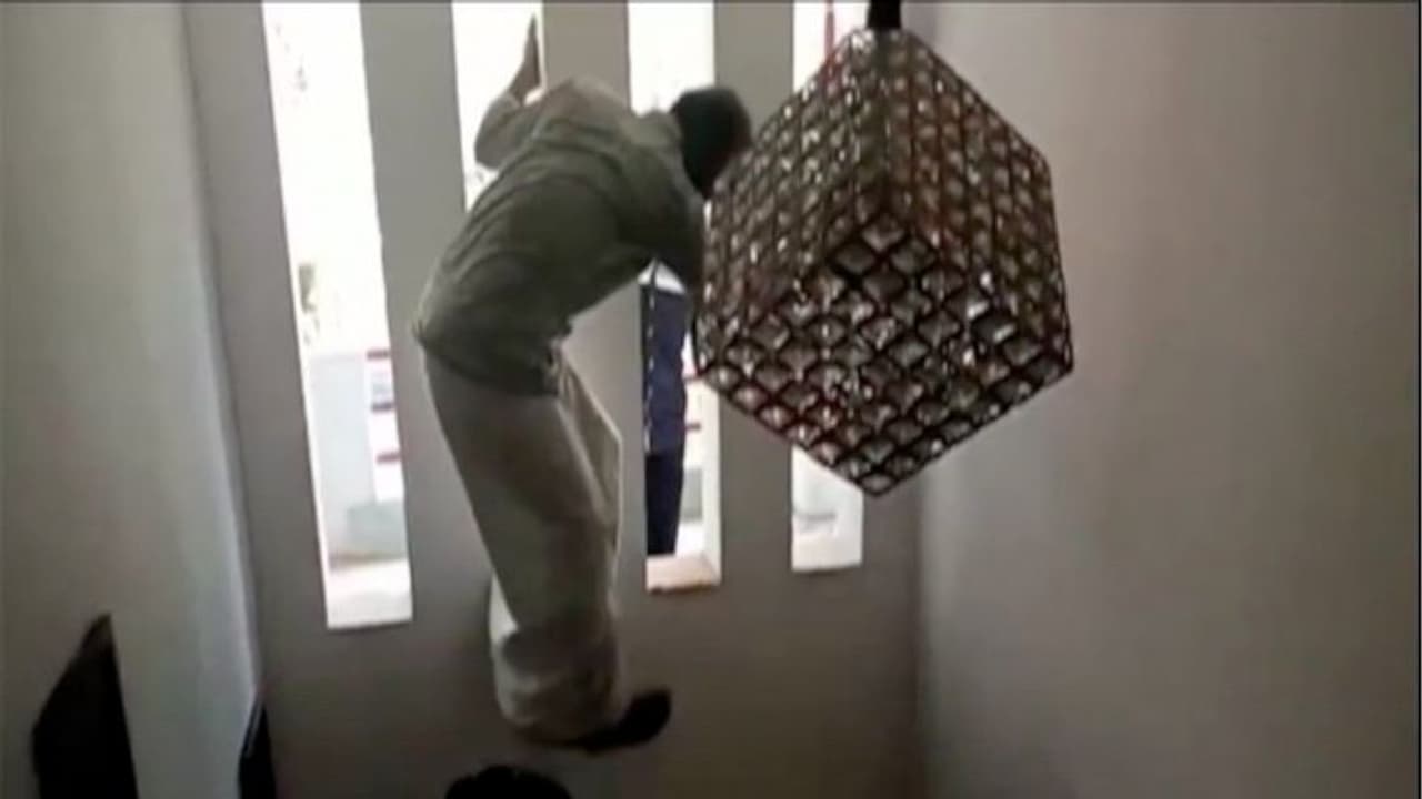 നാട്ടുകാരെ അമ്പരപ്പിച്ച് കുപ്രസിദ്ധ മോഷ്ടാവ് കണ്ണാടിക്കല് ഷാജി നാട്ടുകാരെ അമ്പരപ്പിച്ച് കുപ്രസിദ്ധ മോഷ്ടാവ് കണ്ണാടിക്കല് ഷാജി