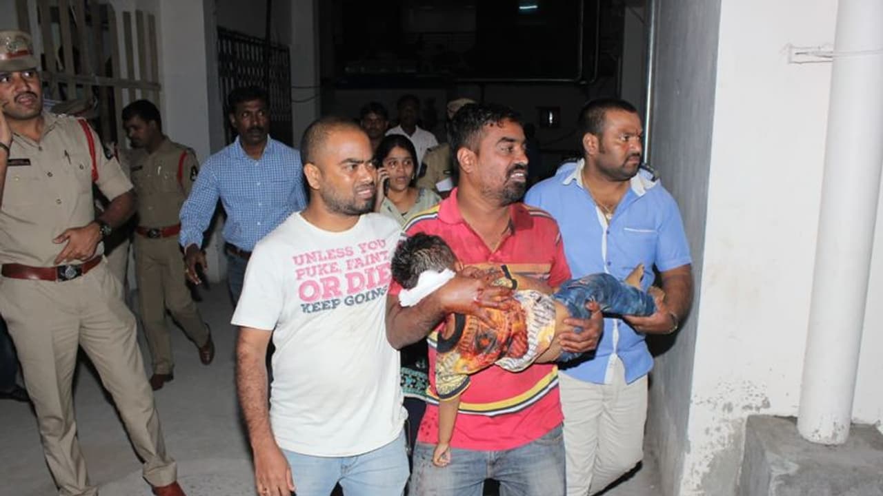 హైదరాబాదులో ఘోర రోడ్డు ప్రమాదం: నాలుగేళ్ల చిన్నారి దుర్మరణం హైదరాబాదులో ఘోర రోడ్డు ప్రమాదం: నాలుగేళ్ల చిన్నారి దుర్మరణం