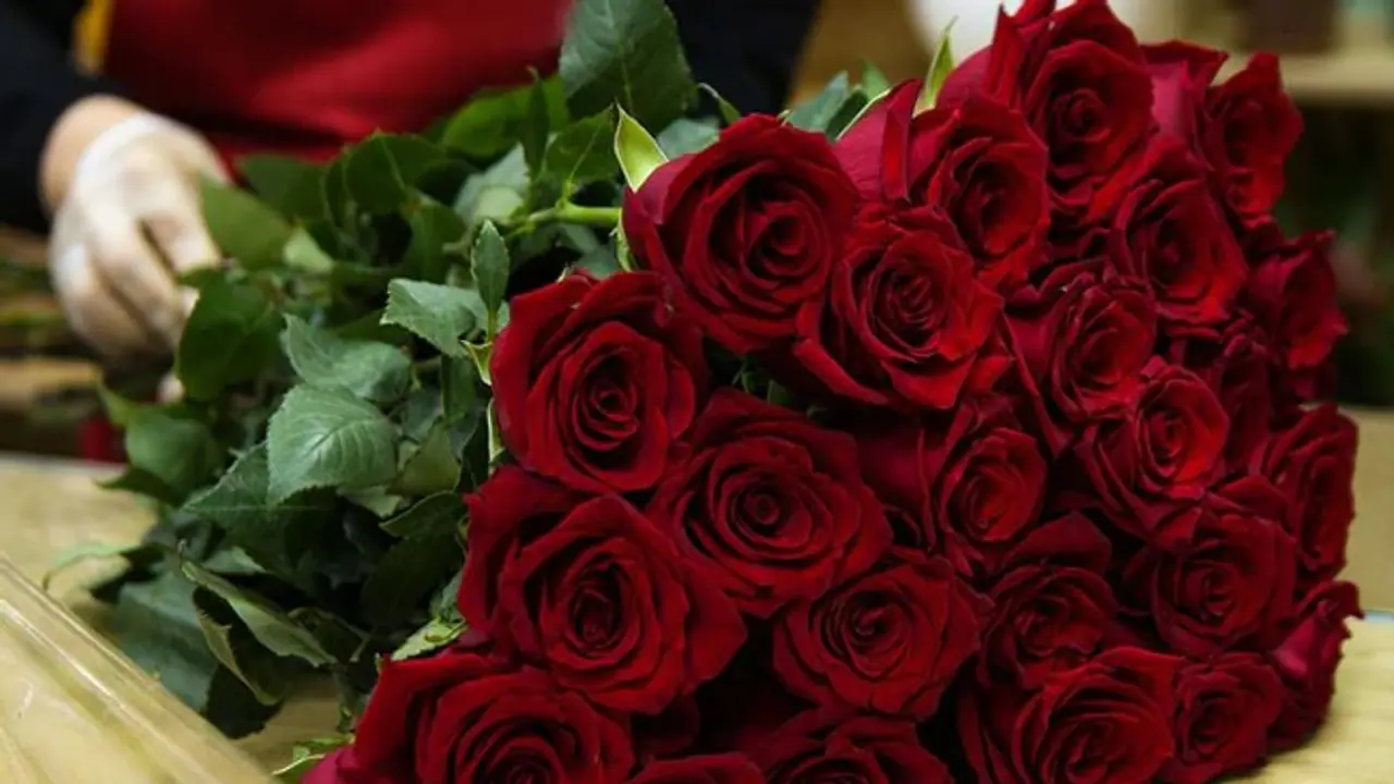 ಪುಲ್ವಾಮಾ ಹುತಾತ್ಮರಿಗೆ ನಮಿಸಿ ವೆಲೆಂಟೈನ್ ಡೇ ಹೂವಿನ ವ್ಯಾಪಾರ ಪುಲ್ವಾಮಾ ಹುತಾತ್ಮರಿಗೆ ನಮಿಸಿ ವೆಲೆಂಟೈನ್ ಡೇ ಹೂವಿನ ವ್ಯಾಪಾರ