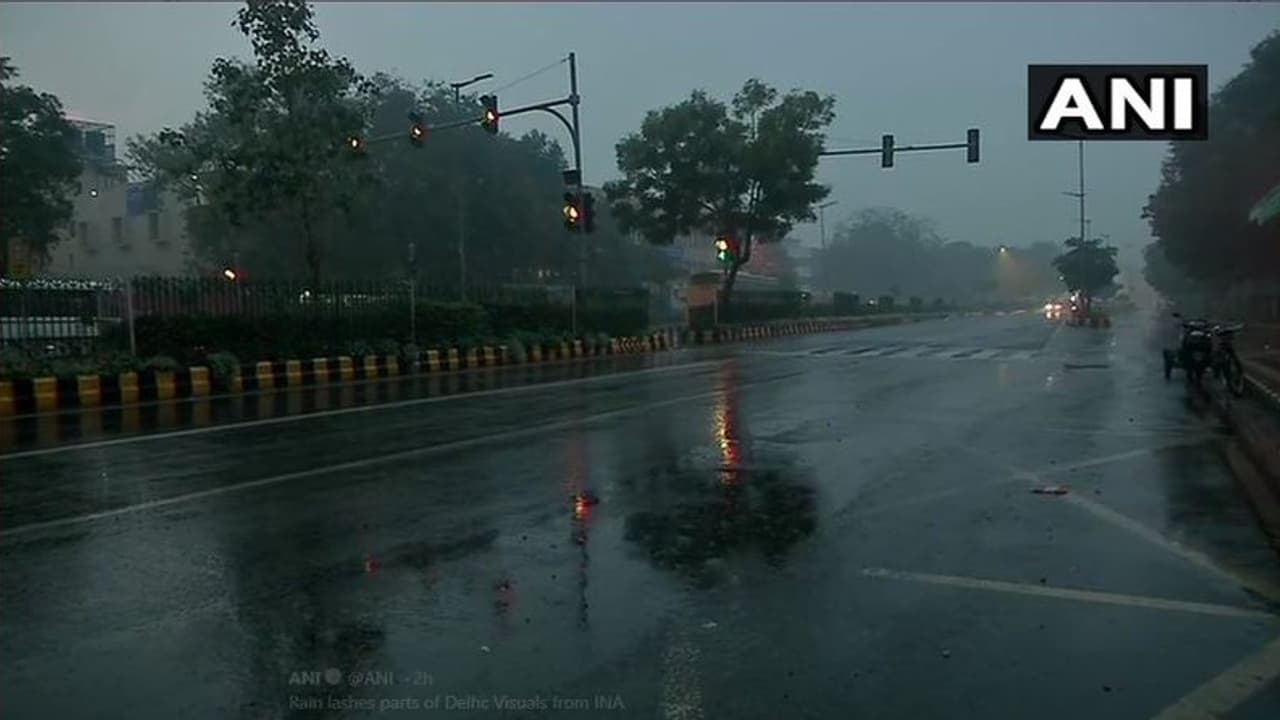 वैलेंटाइन डे पर दिल्ली में रिमझिम मौसम, सुबह छाया अंधेरा