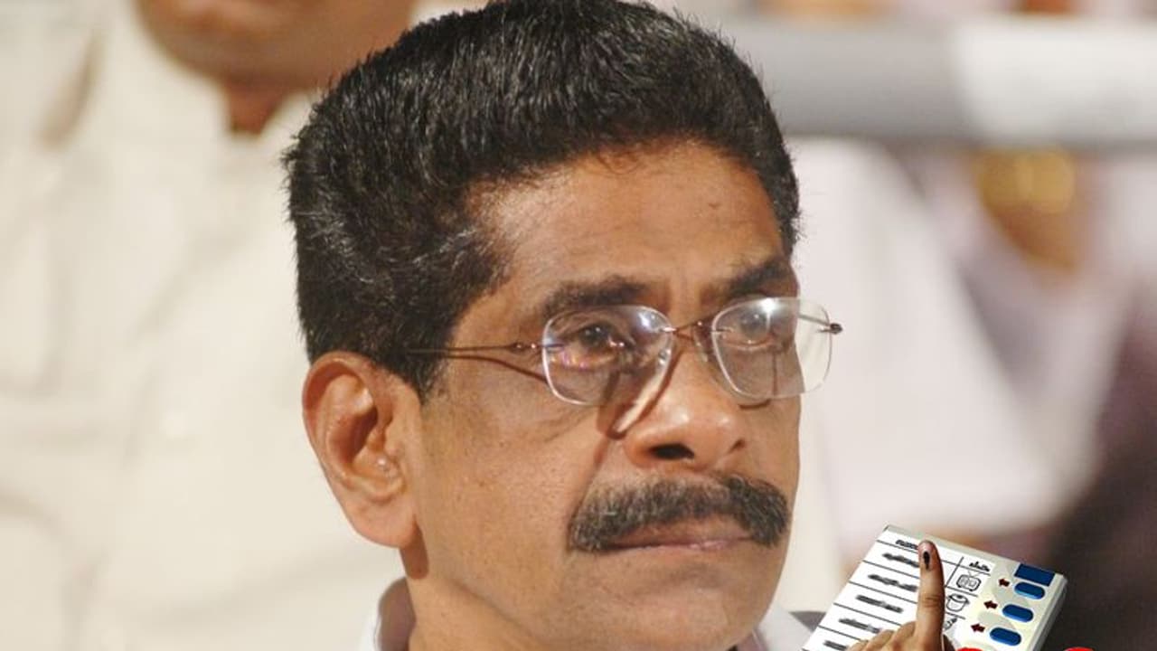 മുല്ലപ്പള്ളി രാമചന്ദ്രനോട് ദില്ലിയിൽ തങ്ങാൻ ഹൈക്കമാന്റ്; കീറാമുട്ടിയായി കോണ്ഗ്രസിന് വടകര മുല്ലപ്പള്ളി രാമചന്ദ്രനോട് ദില്ലിയിൽ തങ്ങാൻ ഹൈക്കമാന്റ്; കീറാമുട്ടിയായി കോണ്ഗ്രസിന് വടകര