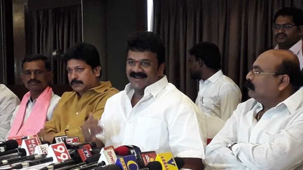 హైదరాబాద్ ఎందుకు వచ్చారని అడుగుతున్నారా..? తలసాని హైదరాబాద్ ఎందుకు వచ్చారని అడుగుతున్నారా..? తలసాని