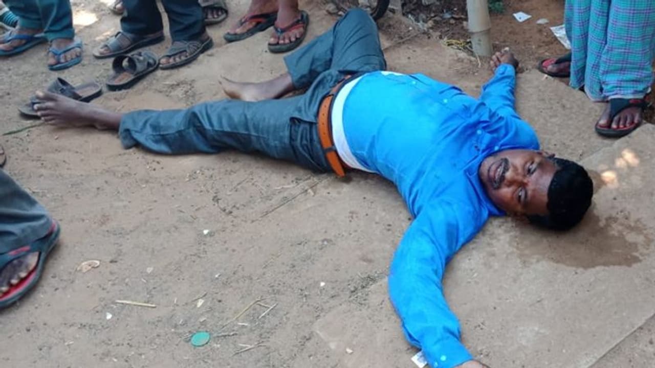 వైసిపి నేతలపై టిడిపి కార్యకర్తల దాడి (వీడియో) వైసిపి నేతలపై టిడిపి కార్యకర్తల దాడి (వీడియో)