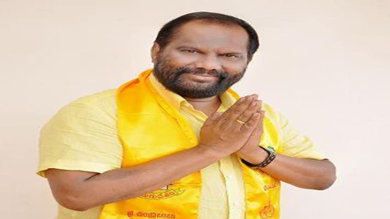 చంద్రబాబుకు దెబ్బ మీద దెబ్బ: రాజీనామా బాటలో మరో ఎంపీ చంద్రబాబుకు దెబ్బ మీద దెబ్బ: రాజీనామా బాటలో మరో ఎంపీ