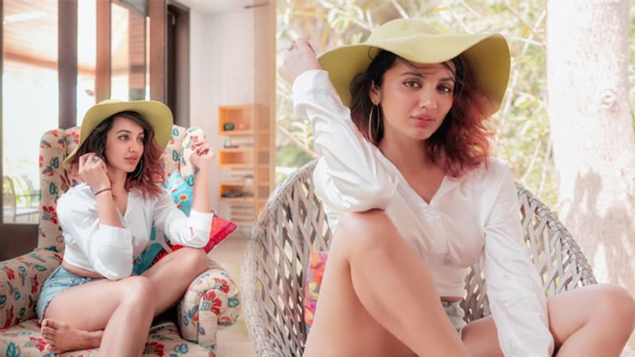 హాట్ స్టిల్: చంపేస్తున్నావ్.. తేజస్వి హాట్ స్టిల్: చంపేస్తున్నావ్.. తేజస్వి