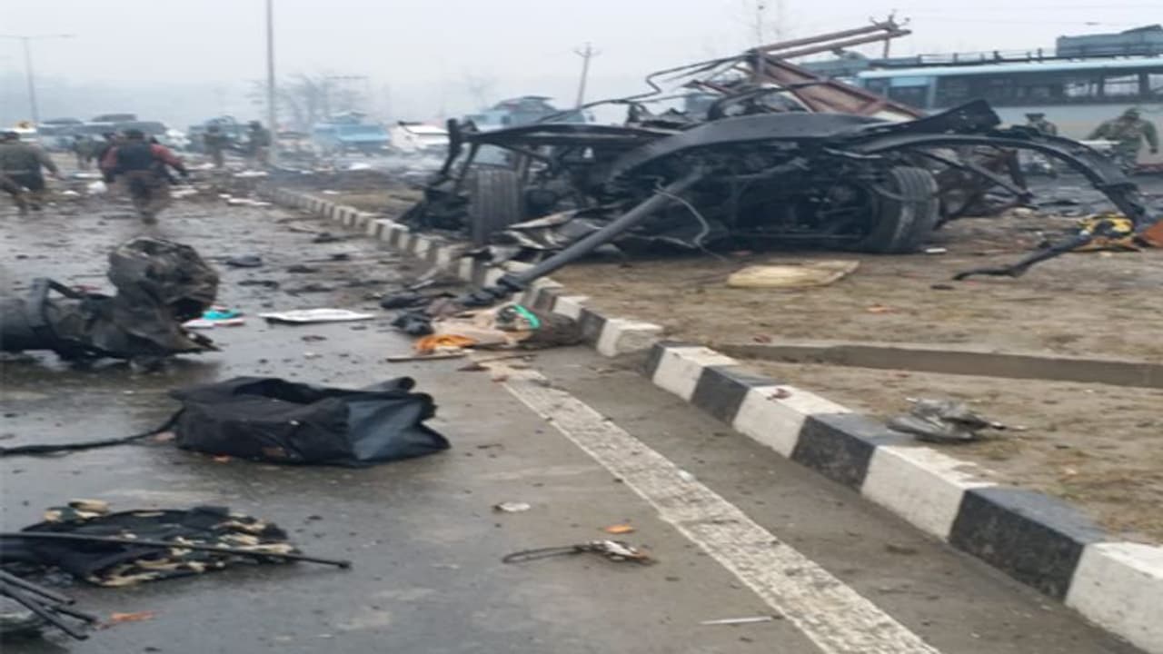 జమ్మూ కాశ్మీరులో జైషే ఆత్మాహుతి దాడి.. 44 మంది ఆర్మీ జవాన్ల మృతి