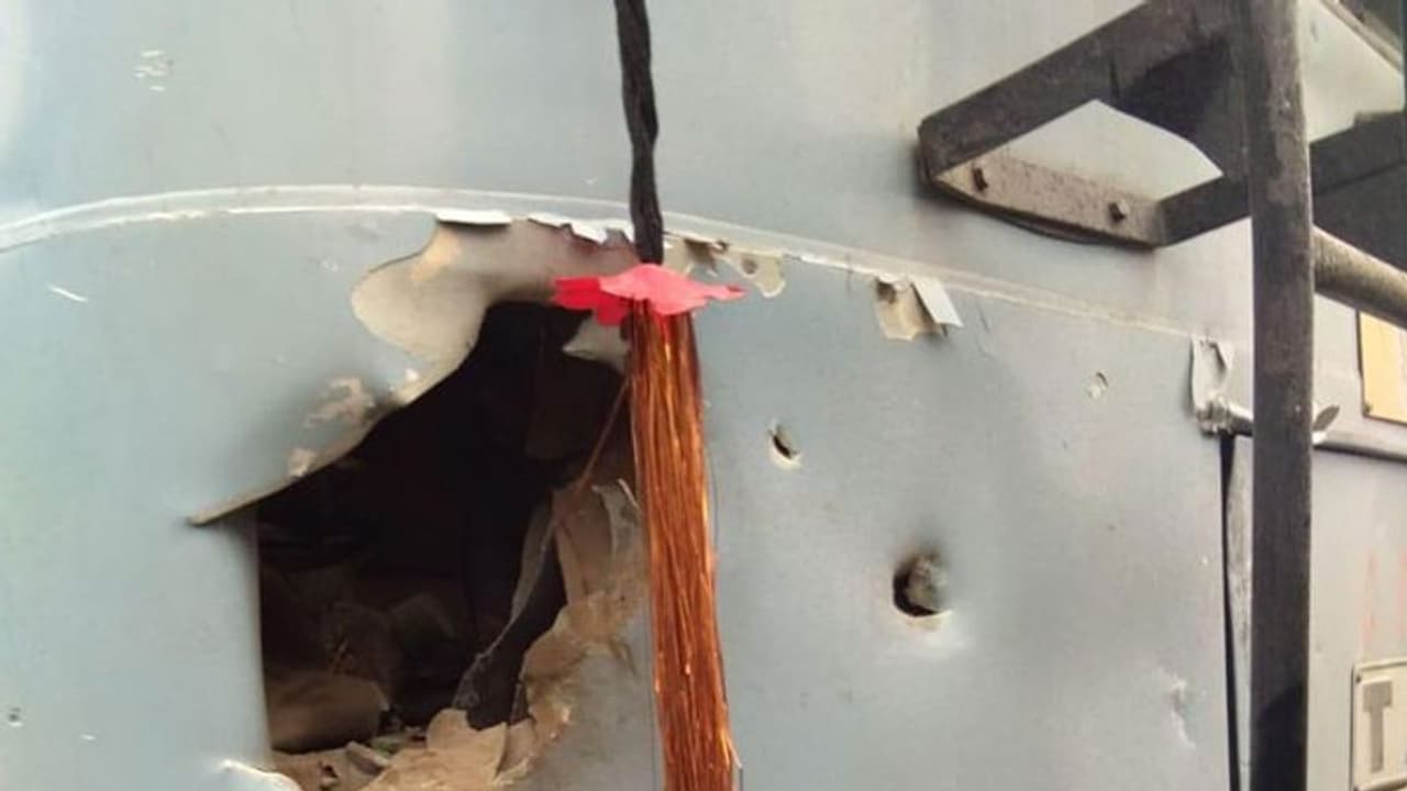 காஷ்மீரில் சிஆர்பிஎஃப் வீரர்கள் சென்ற வாகனம் மீது தாக்குதல்... 18 பேர் உயிரிழப்பு..! காஷ்மீரில் சிஆர்பிஎஃப் வீரர்கள் சென்ற வாகனம் மீது தாக்குதல்... 18 பேர் உயிரிழப்பு..!