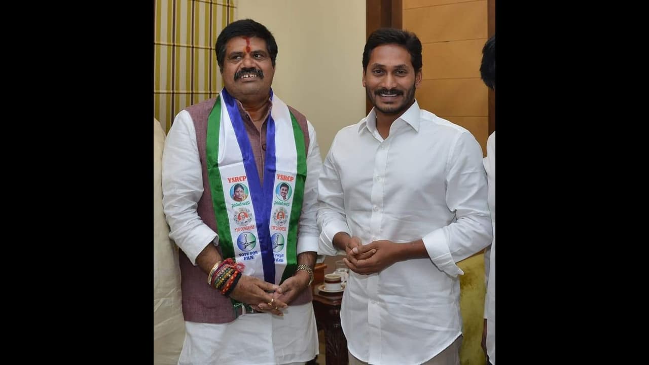 బాబు అదే నమ్ముతారు: వైసీపీలో చేరిన అవంతి బాబు అదే నమ్ముతారు: వైసీపీలో చేరిన అవంతి