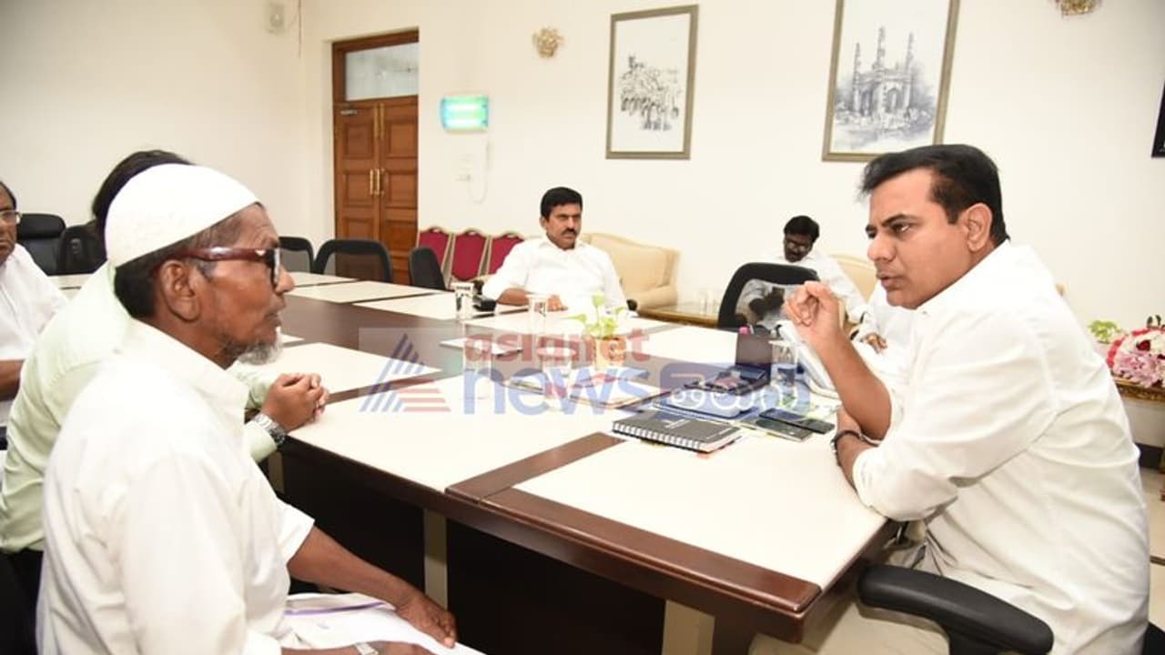 చిన్ననాటి ఐస్ గోలా తాతను కలిసిన కేటీఆర్.! (వీడియో) చిన్ననాటి ఐస్ గోలా తాతను కలిసిన కేటీఆర్.! (వీడియో)