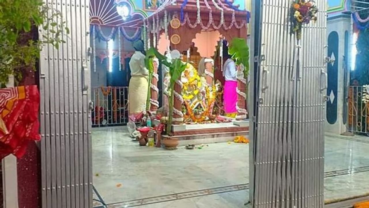 लाउडस्पीकर उतरवाने के बहाने ममता बनर्जी की पुलिस ने मंदिर में घुसकर मचाई तोड़ फोड़