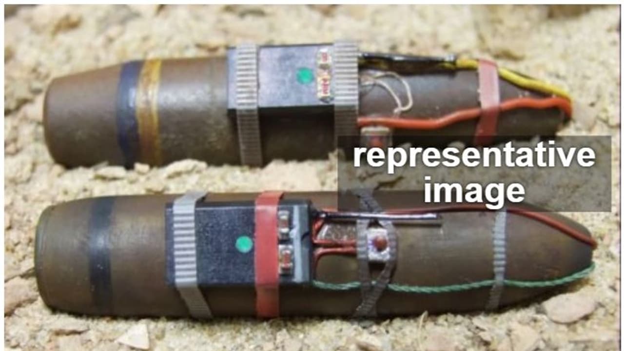 പുൽവാമയിൽ മരണം നാൽപ്പതിലേറെ; തീവ്രവാദികൾ ഉപയോഗിച്ചത് 'റോഡ്സൈഡ് ബോംബ്' പുൽവാമയിൽ മരണം നാൽപ്പതിലേറെ; തീവ്രവാദികൾ ഉപയോഗിച്ചത് 'റോഡ്സൈഡ് ബോംബ്'