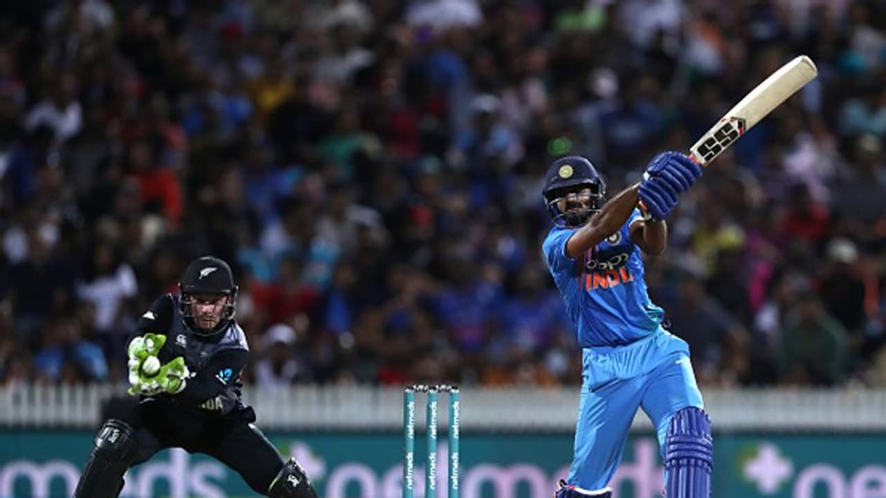 വിജയ് ശങ്കറിന് പരിക്ക്; സന്നാഹ മത്സരത്തിന് മുന്പ് ഇന്ത്യക്ക് തിരിച്ചടി വിജയ് ശങ്കറിന് പരിക്ക്; സന്നാഹ മത്സരത്തിന് മുന്പ് ഇന്ത്യക്ക് തിരിച്ചടി