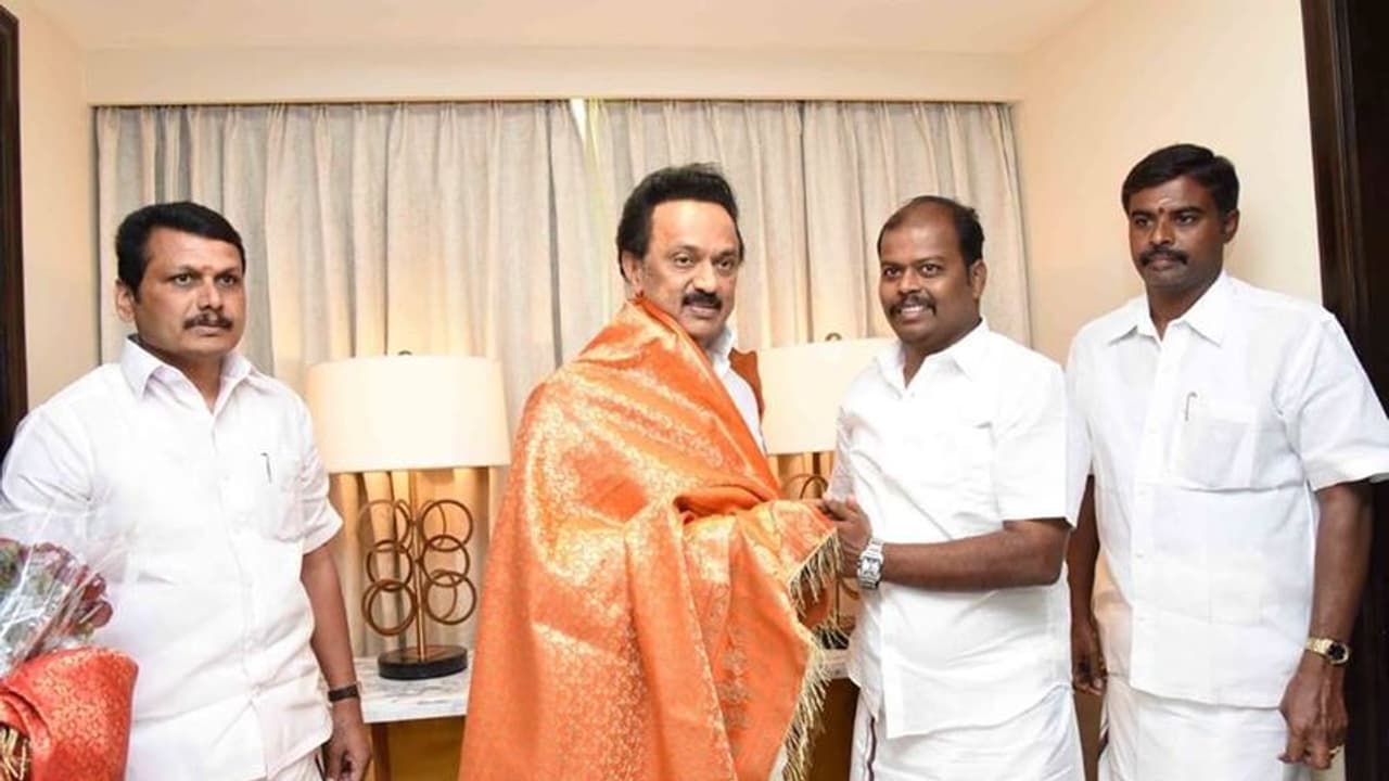 சொன்னதை செய்துகாட்டும் செந்தில் பாலாஜி!! திமுகவில் இணைந்த தினகரன் கட்சியின் ஈரோடு மாவட்ட முக்கிய புள்ளிகள்... சொன்னதை செய்துகாட்டும் செந்தில் பாலாஜி!! திமுகவில் இணைந்த தினகரன் கட்சியின் ஈரோடு மாவட்ட முக்கிய புள்ளிகள்...