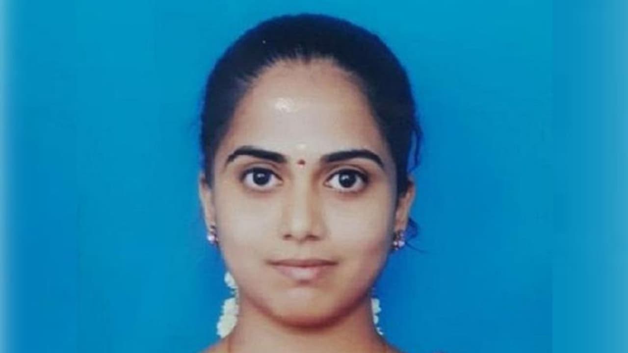 ആദ്യ കൺമണിയെ കാണാതെ അവൾ വിട പറഞ്ഞു; പ്രണയ ദിനത്തില് ഭാര്യയുടെ അവയവങ്ങൾ ദാനം ചെയ്ത് യുവാവ് ആദ്യ കൺമണിയെ കാണാതെ അവൾ വിട പറഞ്ഞു; പ്രണയ ദിനത്തില് ഭാര്യയുടെ അവയവങ്ങൾ ദാനം ചെയ്ത് യുവാവ്