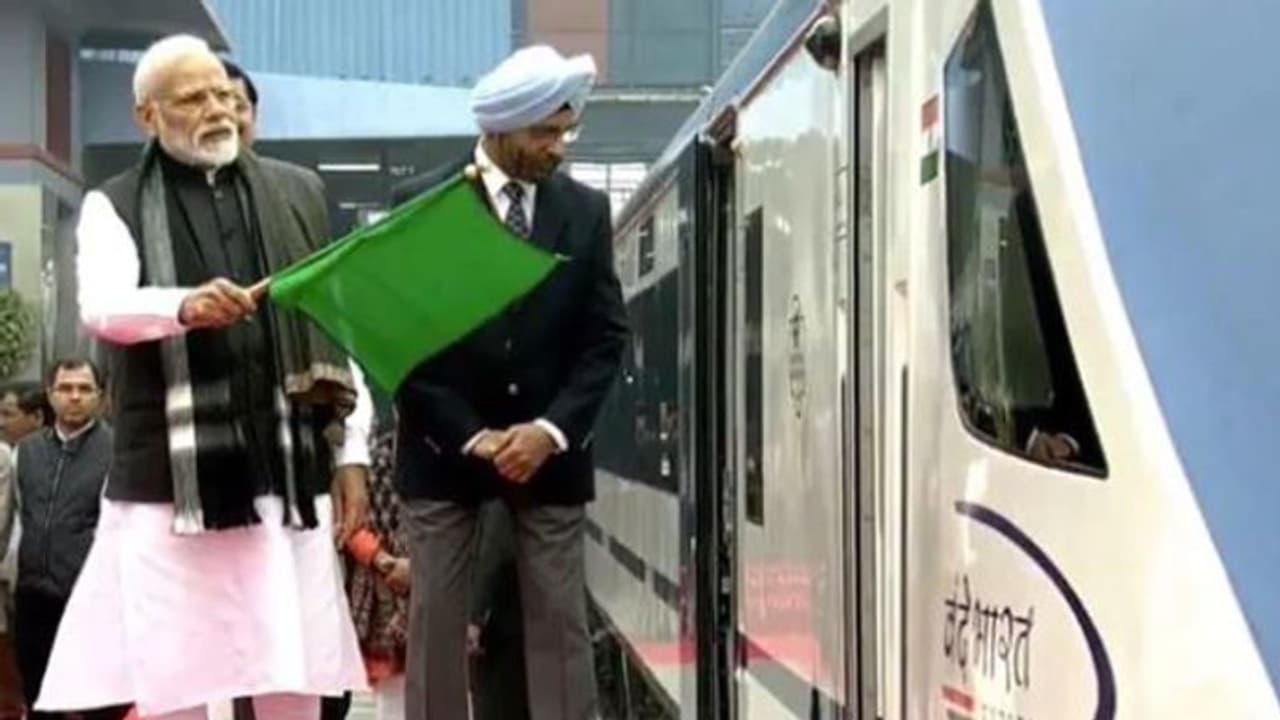 നിർമ്മാണ ചെലവ് 97 കോടി രൂപ; രാജ്യത്തിന്റെ അഭിമാനമായ വന്ദേഭാരത് എക്സ്പ്രസ് പ്രധാനമന്ത്രി ഫ്ലാഗ് ഓഫ് ചെയ്തു നിർമ്മാണ ചെലവ് 97 കോടി രൂപ; രാജ്യത്തിന്റെ അഭിമാനമായ വന്ദേഭാരത് എക്സ്പ്രസ് പ്രധാനമന്ത്രി ഫ്ലാഗ് ഓഫ് ചെയ്തു