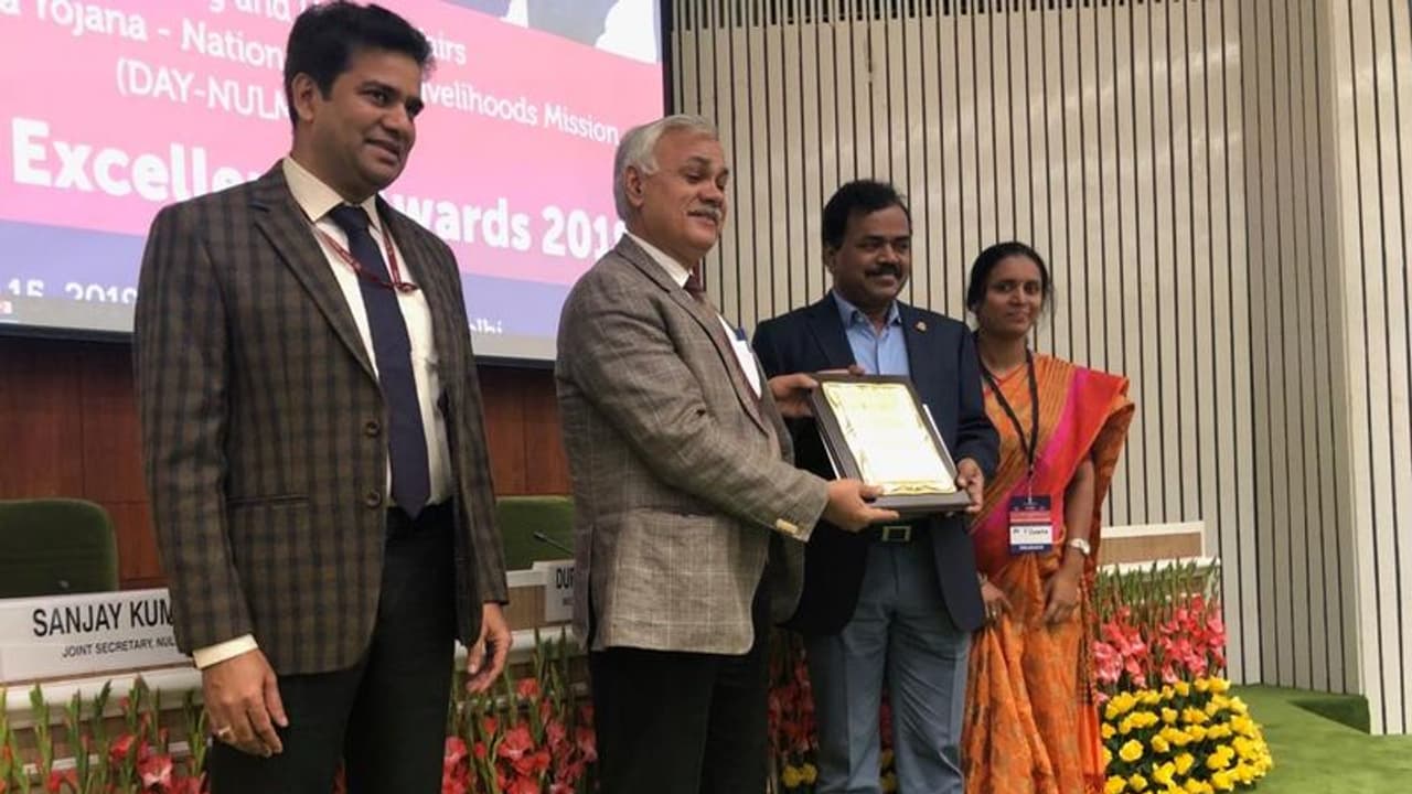 హైదరాబాద్‌కు స్వచ్ఛత ఎక్సలెన్సీ అవార్డ్...స్వీకరించిన దానకిషోర్