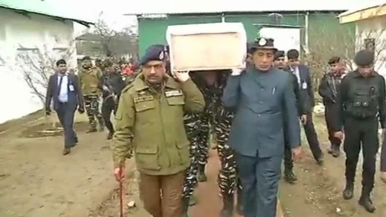 ಹುತಾತ್ಮ ಯೋಧನಿಗೆ ಹೆಗಲು ಕೊಟ್ಟ ರಾಜನಾಥ ಸಿಂಗ್ ಹುತಾತ್ಮ ಯೋಧನಿಗೆ ಹೆಗಲು ಕೊಟ್ಟ ರಾಜನಾಥ ಸಿಂಗ್