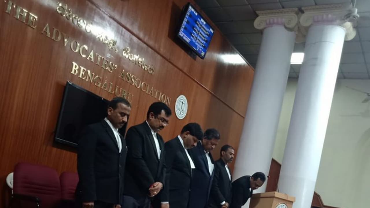 ಫೀ ಪಡೆಯದೇ ಸೈನಿಕರ ವಕೀಲಿಕೆ ಮಾಡಿ: ಜಡ್ಜ್ ಫೀ ಪಡೆಯದೇ ಸೈನಿಕರ ವಕೀಲಿಕೆ ಮಾಡಿ: ಜಡ್ಜ್